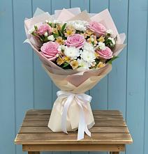 Букет цветов из:  Гвоздики, Орхидеи и Розы в Марковский