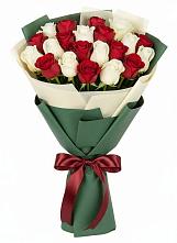 Букет Микс из красных и белых роз в Марковский