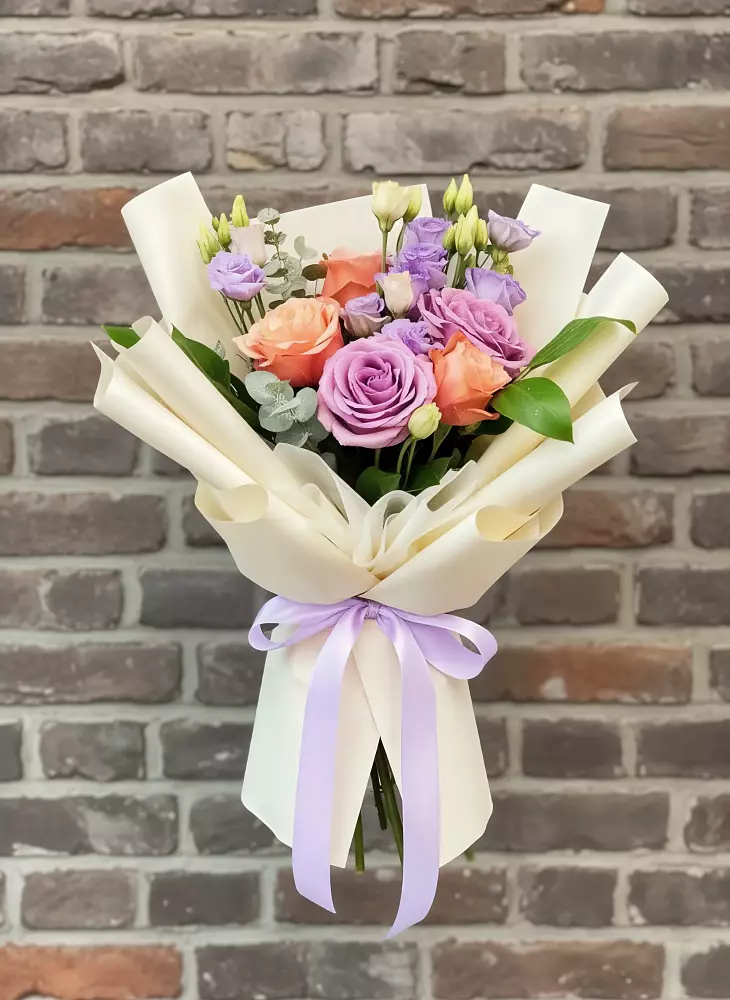 Букет цветов из: Лизиантусы и Розы в Марковский