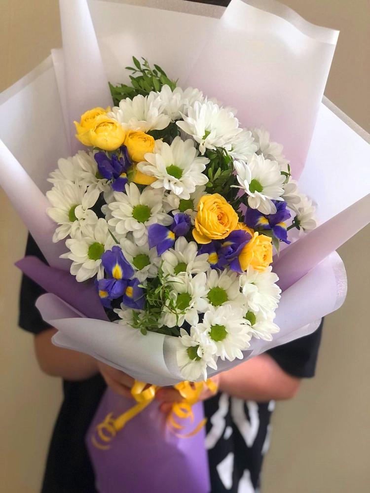 Букет цветов из: Ирисы, Хризантемы и Розы в Марковский