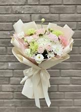 Букет цветов из:  Гвоздики, Розы, Лизиантусы и Хризантемы в Марковский