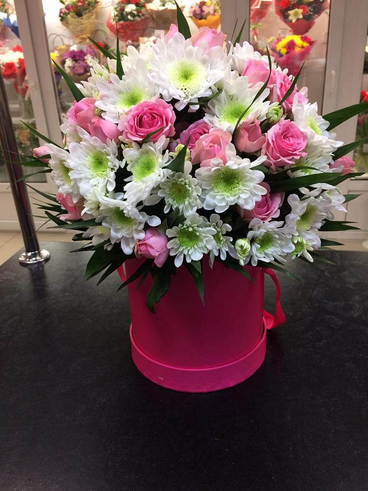 Цветочная композиция из Розы и Хризантемы в шляпной коробке в Марковский