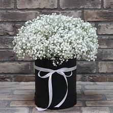 Цветочная композиция из Гипсофила в шляпной коробке в Марковский