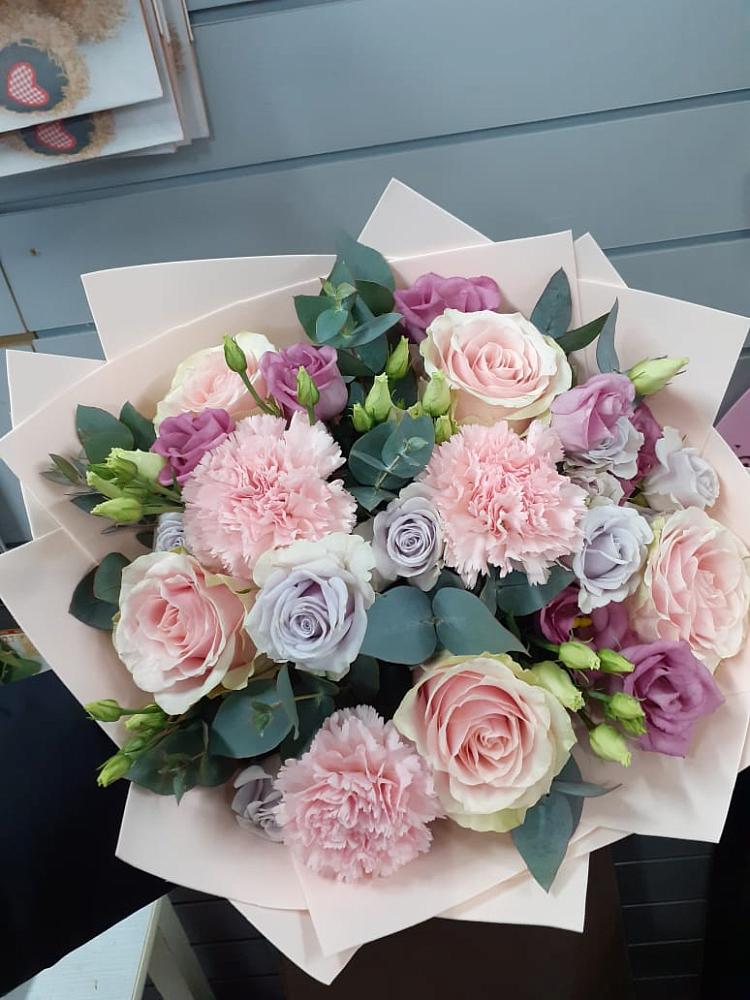 Букет цветов из: Розы, Гвоздики и Лизиантусы в Марковский