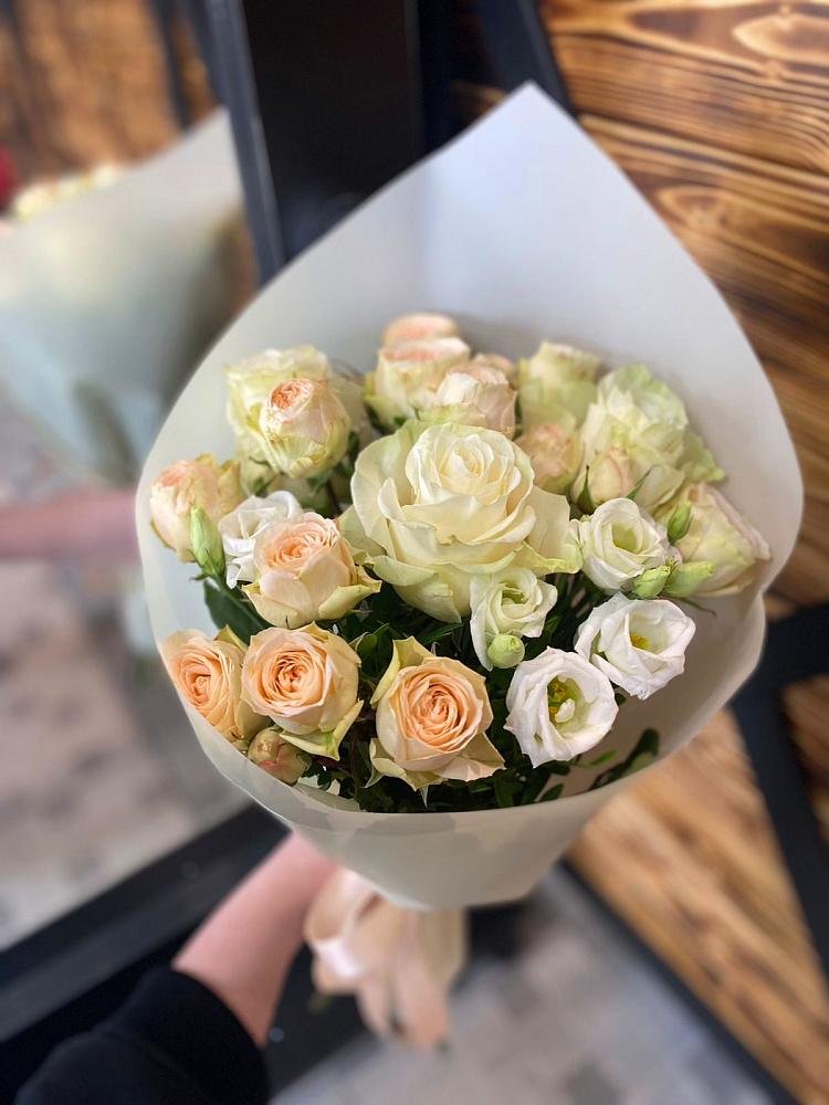 Букет цветов из: Розы и Лизиантусы в Марковский